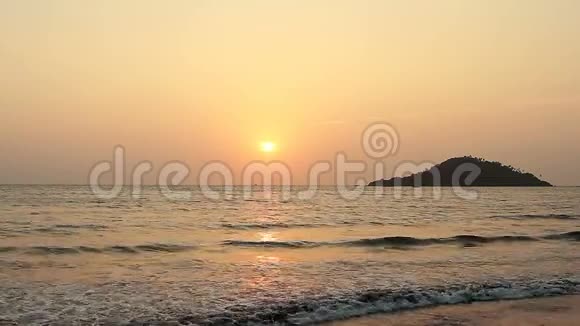 海边完美的日落视频的预览图