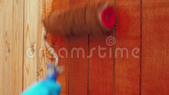 画家用棕色或红色的醇酸漆画一堵墙或木条栅栏视频的预览图