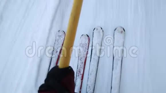 滑雪者乘坐T杆滑雪电梯将滑雪者拉至坡顶近距离滑雪视频的预览图