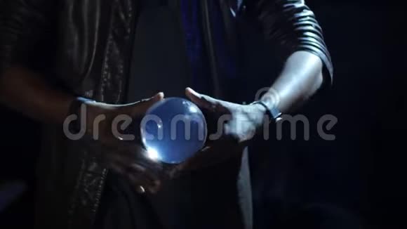 4K魔术师只用手指就可以把一个旋转球拉起来视频的预览图