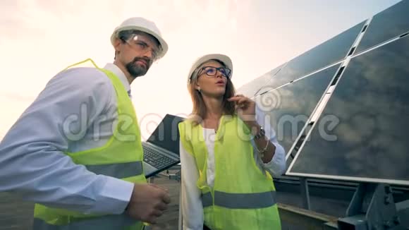 可再生能源概念能源工人太阳能电池板附近的电气工程师视频的预览图