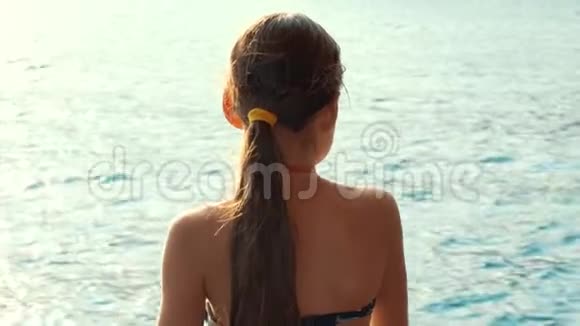 年轻女孩在游艇上航行时看着大海后面的女孩看着大海视频的预览图