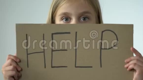 帮助海报上的单词在害怕的小女孩手中欺凌虐待意识视频的预览图