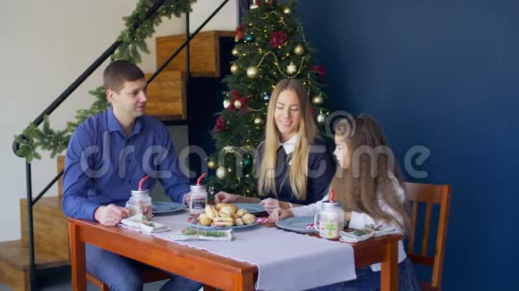 家庭在节日餐桌上吃圣诞饼干视频的预览图