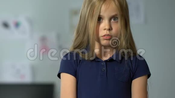 害怕的小女孩听到父母在家争吵不幸的童年视频的预览图