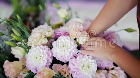 花商正在为婚礼装饰做漂亮的粉红大丽花视频的预览图