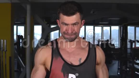 有大肌肉的帅哥在健身房训练锻炼视频的预览图