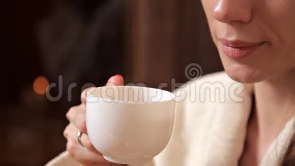 美丽的年轻女孩在水疗后在放松室喝茶休息放松视频的预览图