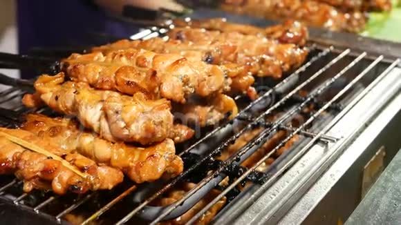 街上炸肉串泰国传统街头咖啡馆的一套美味的肉串烧烤视频的预览图