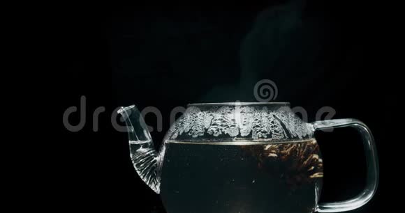 在黑底玻璃茶壶里蒸热茶视频的预览图