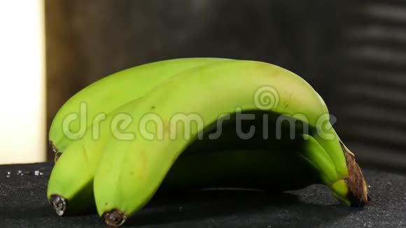 美味的有机香蕉旋转特写视频的预览图