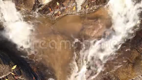 流经岩石的水流的俯视图视频的预览图