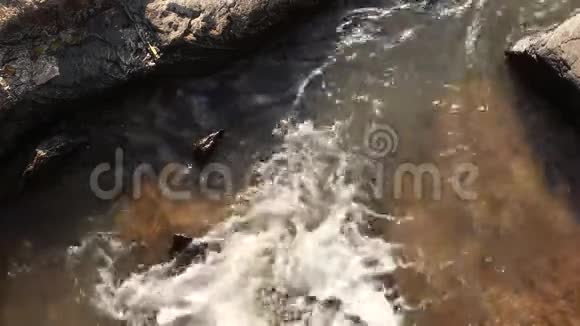 流经岩石的水流的俯视图视频的预览图