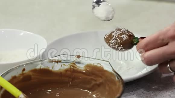 成熟的草莓上覆盖着牛奶巧克力上面覆盖着椰子片视频的预览图
