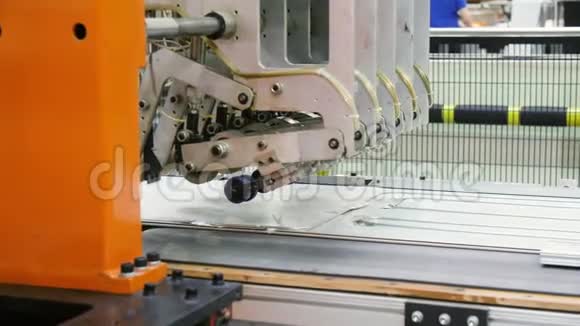 机器在生产线上固定金属上的细氟利昂管道视频的预览图
