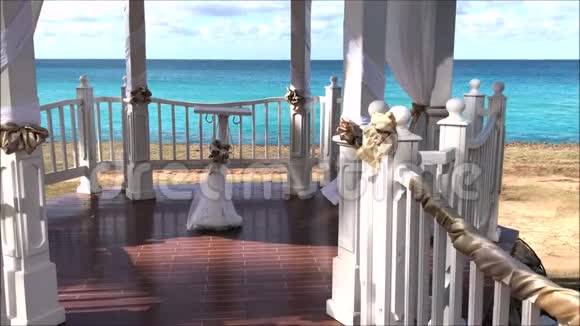 婚礼露台在加勒比海岛的一个热带海滨花园里举行婚礼视频的预览图