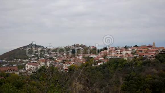 一个小镇在一个有着红色屋顶的低矮房屋的山上视频的预览图