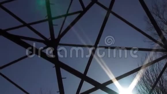 电塔慢锅和放大从太阳耀斑接近塔视频的预览图
