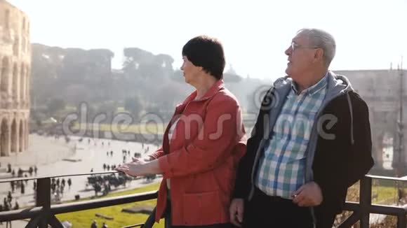 一对浪漫的高级幸福的欧洲夫妇在意大利罗马度假时一起站在体育馆里惊慌失措视频的预览图