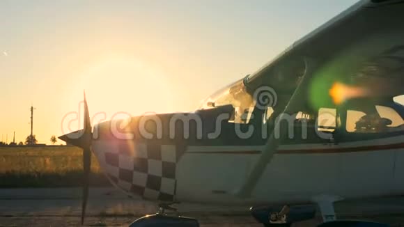 轻型私人飞机在日落背景下的起飞跑道上移动4K视频的预览图