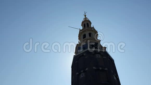 钟楼Montelbaansortunn从旅游船上移走蓝天背景下的Montelbaanstoren塔有机会走出视频的预览图