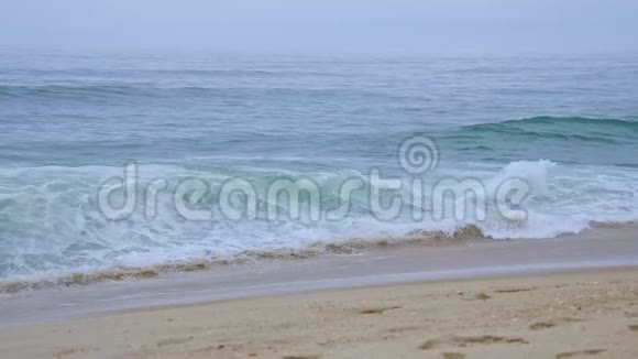海浪冲击沙滩视频的预览图