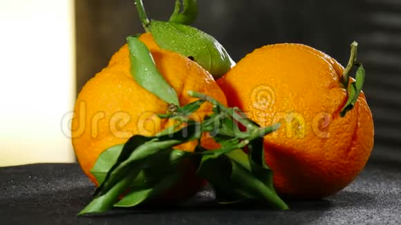 美丽的有机橘子水果旋转关闭视频的预览图