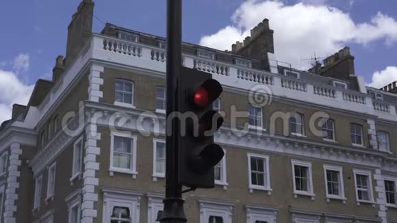 带有红灯的伦敦红绿灯视频的预览图