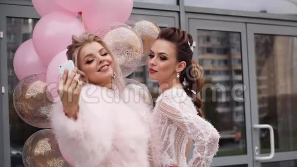 两个漂亮性感的女朋友带着气球自拍视频的预览图