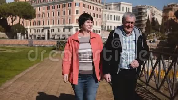 快乐浪漫的高白种人夫妇一起散步微笑着在度假时交谈美丽的秋天罗马意大利视频的预览图