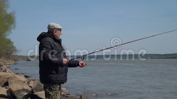老人在春日在河上钓鱼视频的预览图