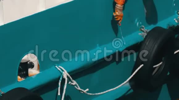 水手的手用油漆涂着船尾或船尾的滚轴涂着蓝色油漆视频的预览图