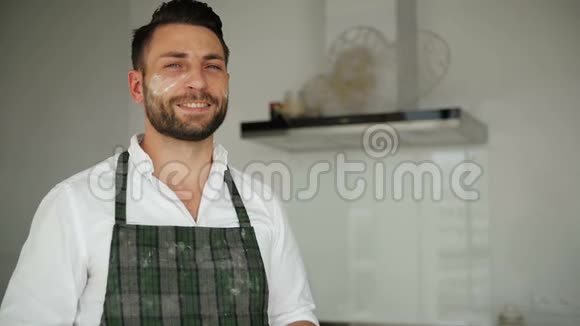 快乐厨师在围裙玫瑰和微笑他从烹饪中得到了很多乐趣视频的预览图