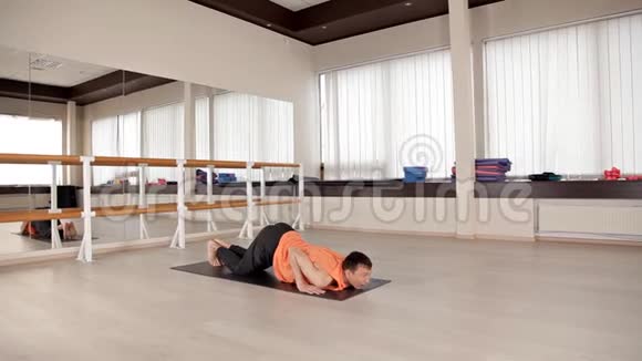 在健身房练习瑜伽的人在工作室里做瑜伽的人带大视窗的明亮工作室视频的预览图