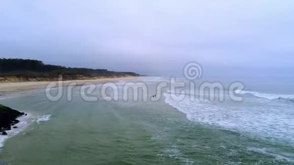 葡萄牙大西洋海岸典型的沙滩空中无人机镜头视频的预览图