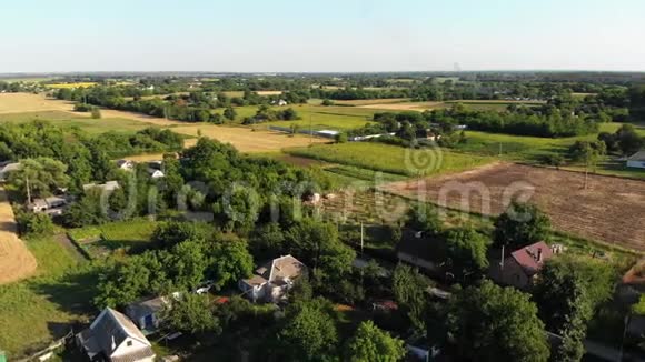 4K鸟瞰绿色田野和草地的乡村和小村庄视频的预览图