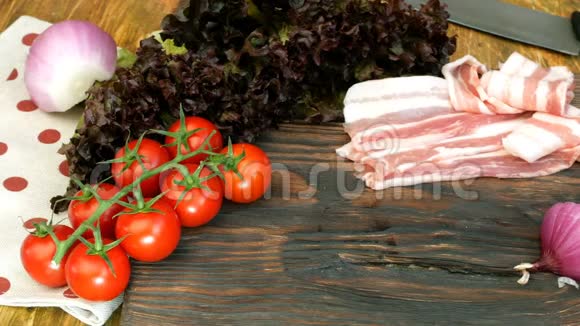 自制烹饪品供美食切片生猪肉或牛腩蔬菜西红柿生菜洋葱视频的预览图
