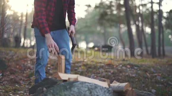 人在森林里用斧子砍柴福斯特切木头视频的预览图
