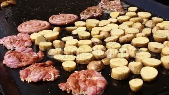 锅里放猪肉和土豆片视频的预览图