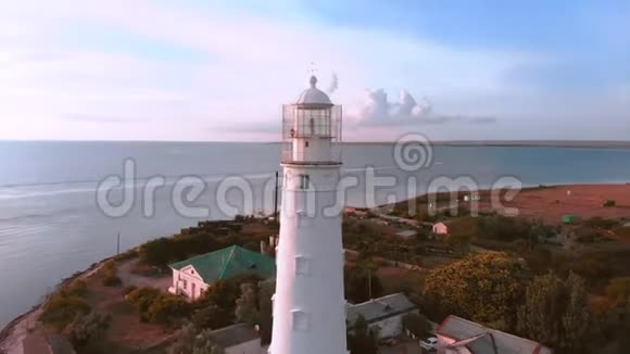 无人机拍摄灯塔海滩灯塔日落在美丽的日落背景下的灯塔视频的预览图