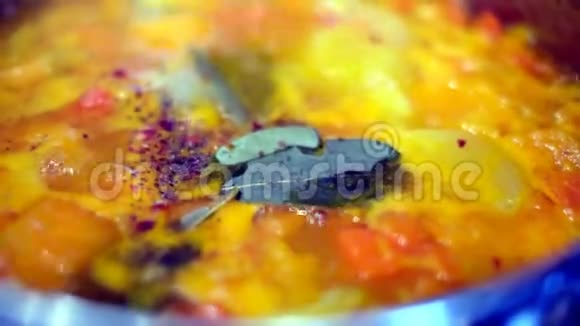 视频3840x2160fps45煮南瓜做汤烹饪蔬菜健康的饮食观念视频的预览图