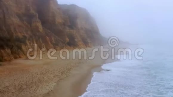 一天雾蒙蒙的葡萄牙富拉多海滩空中无人机镜头视频的预览图