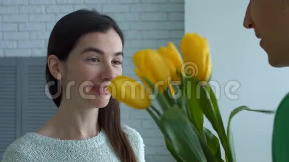 可爱的女人喜欢男人送花的味道视频的预览图