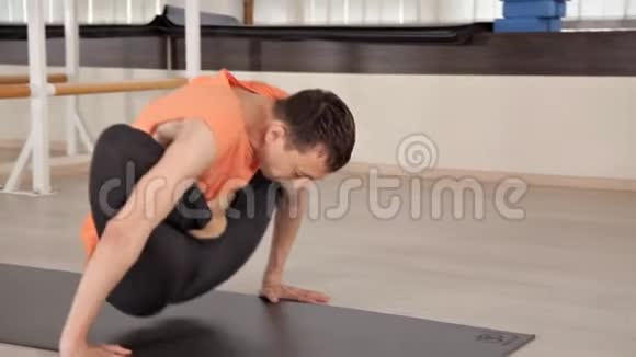 年轻的运动员坐在带镜子的健身房蓝色垫子上的瑜伽姿势瑜伽运动放松灵活视频的预览图