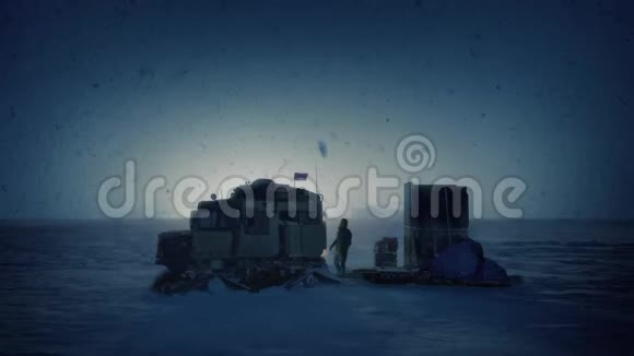 人类在冰冻的景观中发现雪猫视频的预览图