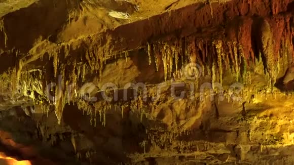 格鲁吉亚西部溶洞中的石笋和石笋视频的预览图