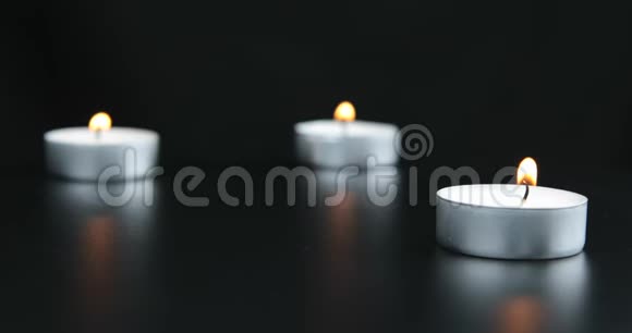蜡烛燃烧然后火焰褪色视频的预览图