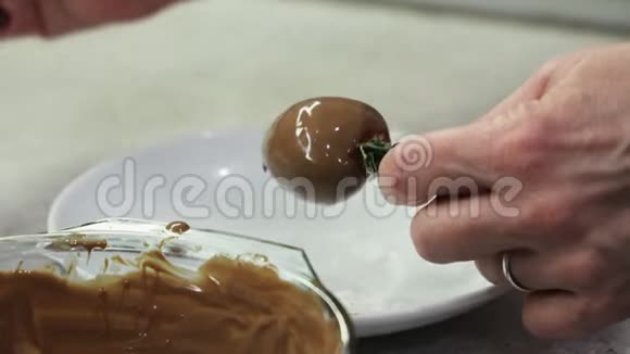 成熟的草莓上覆盖着牛奶巧克力上面覆盖着椰子片视频的预览图