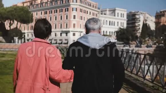 后景可爱浪漫高级幸福夫妇携手度假初秋罗马意大利视频的预览图