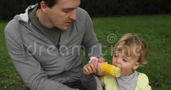 父亲用玉米喂孩子视频的预览图